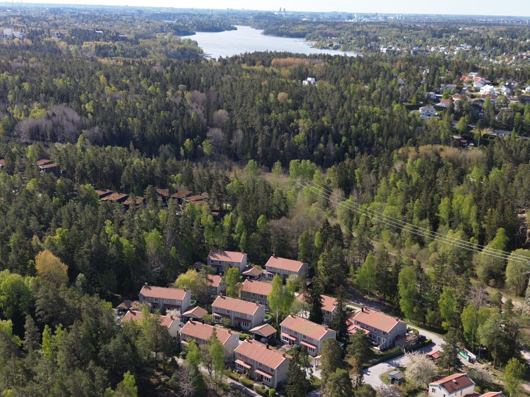 Flygbild över BRF Skogslinneans fastighet och omgivning
